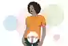 En person med jeans och t-shirt. En cirkel framför underlivet visar var äggstockar och äggledare finns inuti kroppen. Illustration.