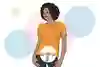 En person med jeans och t-shirt. En cirkel framför underlivet visar var äggstockar och äggledare finns inuti kroppen. Illustration